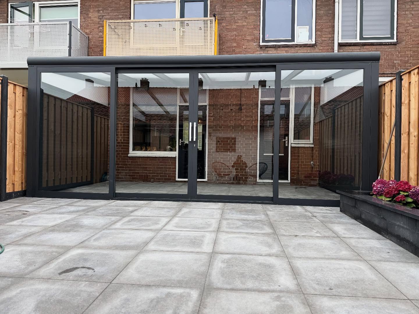 Veranda met glaswanden en terras