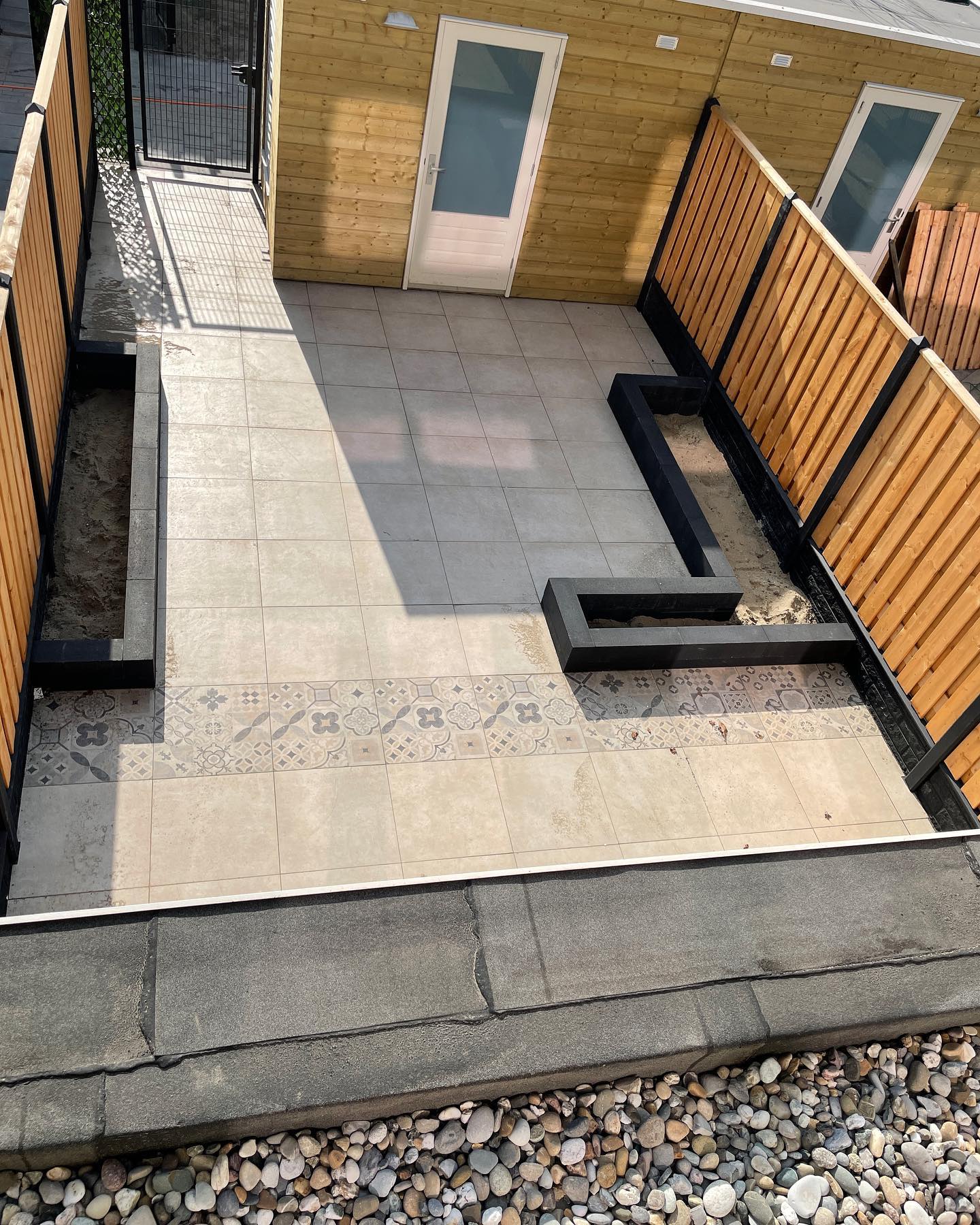 Keramisch terras met sierbestrating