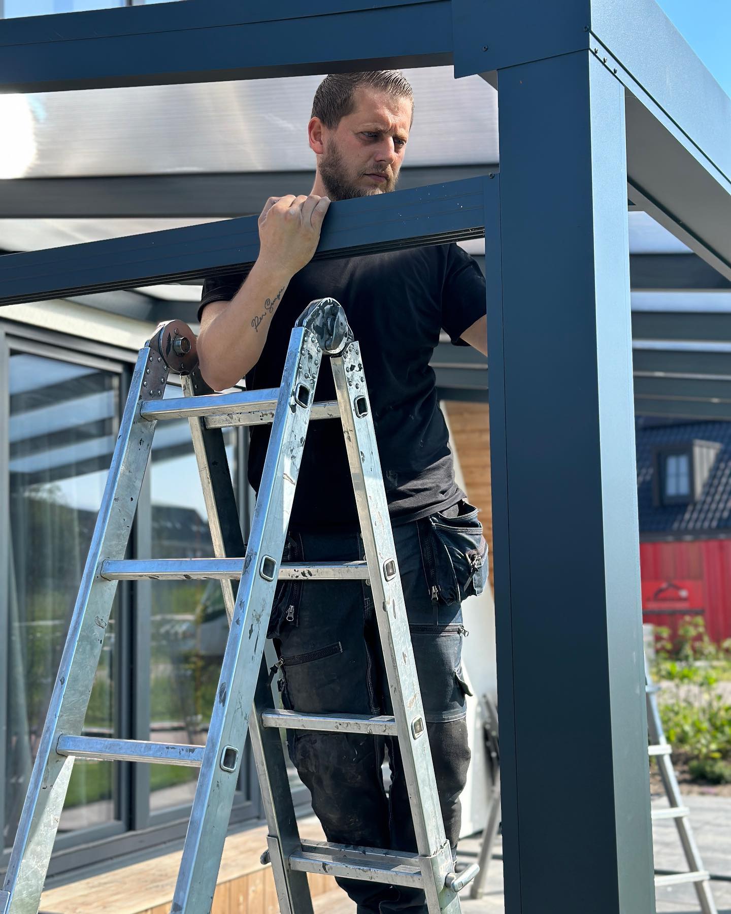 His Veranda monteur aan het werk