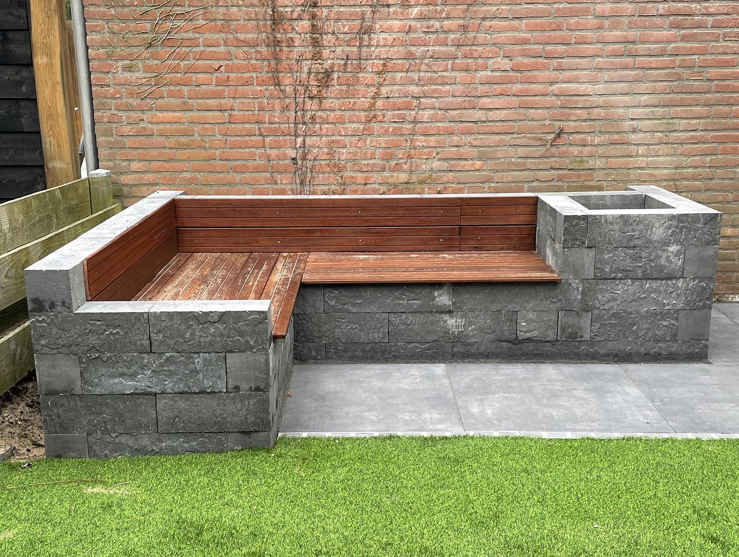 Gemetselde loungebank van natuursteen